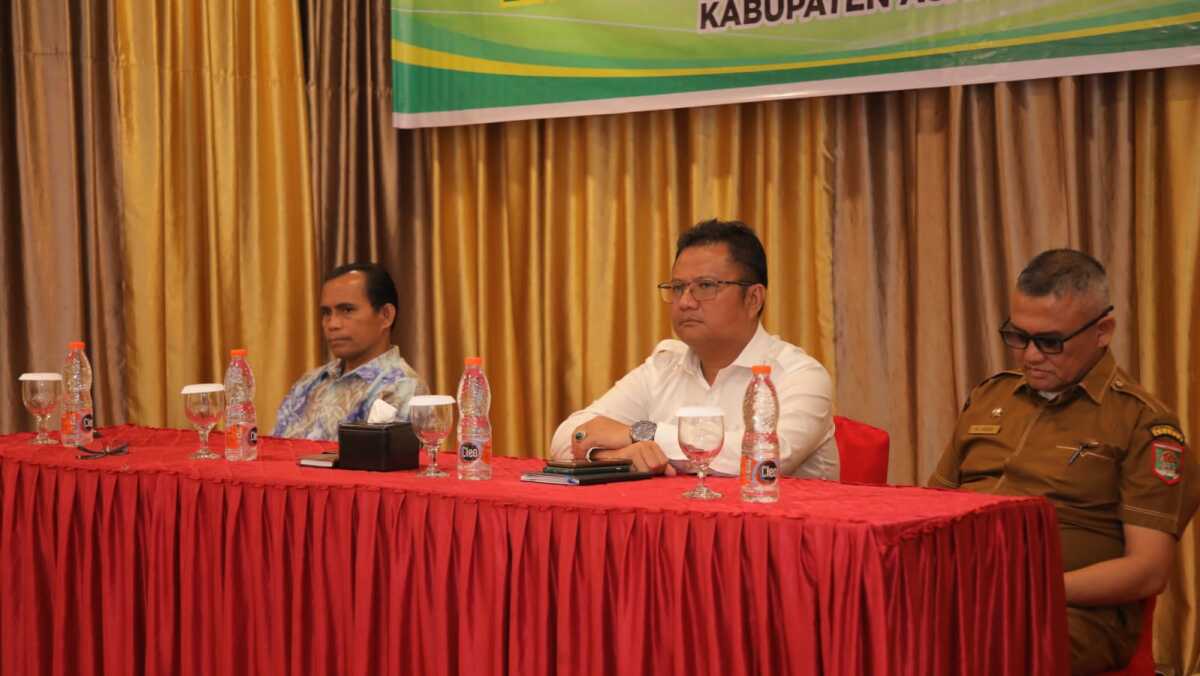 RPJPD Asahan 2023 Asisten Administrasi Umum Drs. Muhilli Lubis membuka secara resmi kick of meeting Kajian Lingkungan Hidup Strategis (KLHS) Rencana Pembangunan Jangka Panjang Daerah (RPJPD) Kabupaten Asahan 2023 di Aula Hotel Marina Kisaran, Selasa (01/08/2023). (Dok. Diskominfo Asahan)
