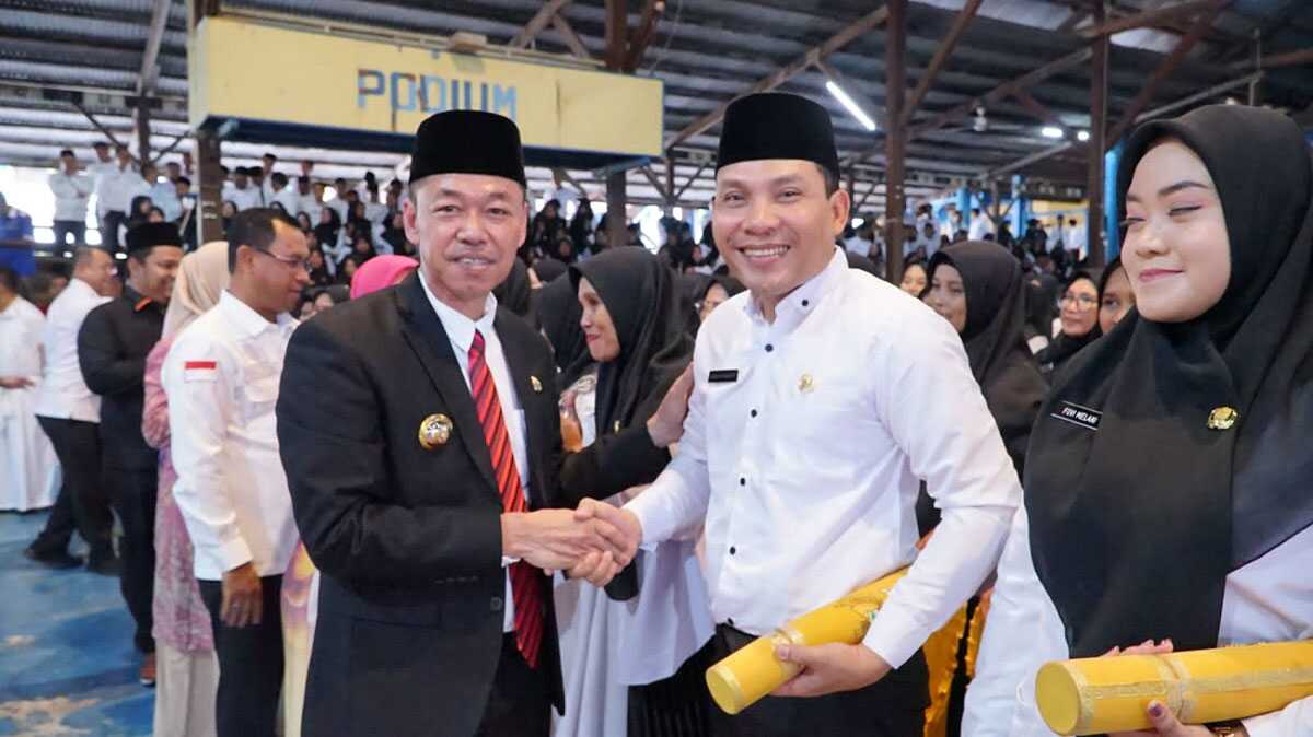 Bupati Rokan Hilir (Rohil) Afrizal Sintong, SIP, MSi, menyerahkan SK pengangkatan P3K tenaga guru dan tenaga teknis formasi tahun 2022 di Bagansiapiapi Rabu (16/8/2023). (Foto: Humas Pemkab Rohil)