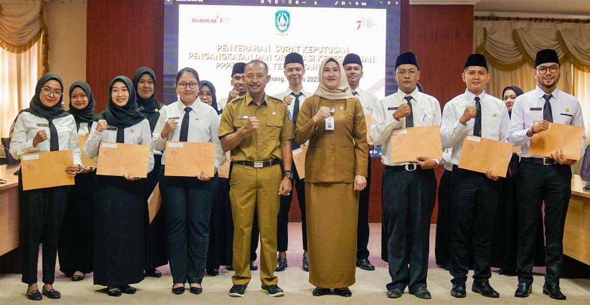Sekdaprov Kepri Adi Prihantara berpose bersama 15 PPPK Tenaga Teknis dalam acara Penyerahan Surat Keputusan (SK) Pengangkatan, Penandatanganan Perjanjian Kerja, dan Orientasi Kepegawaian kepada 15 PPPK Tenaga Teknis Formasi tahun 2022 tersebut di Kantor Gubernur Kepri, Dompak, Senin (31/7/2023). (Diskominfo Kepri)