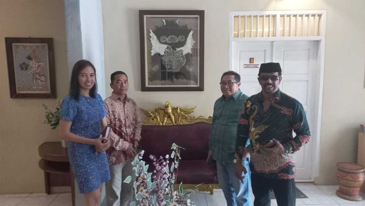 Ketum SMSI Pusat, Firdaus bersama General Manager (GM) Asoka Resort Banten, Nano Mardianto dan GM Forbis Hotel Cilegon, Luciana Santi P. yang didampingi Ketua PHRI Banten GS. Ashok Kumar di Journalist Boarding School (JBS) yang berlokasi di Keluraham Kalitimbang, Kecamatan Cibeber, Jumat (18/8/2023). (siberindo.co)