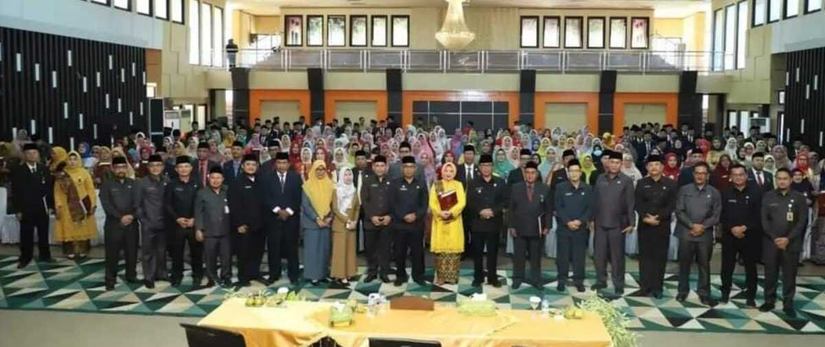 Bupati Inhil HM Wardan berfoto para penerima tanda kehormatan Satyalancana Karya Satya di gedung Engku Kelana Tembilahan, Selasa (15/08/2023). (Dok. Bagian Prokopim Setda Inhil)