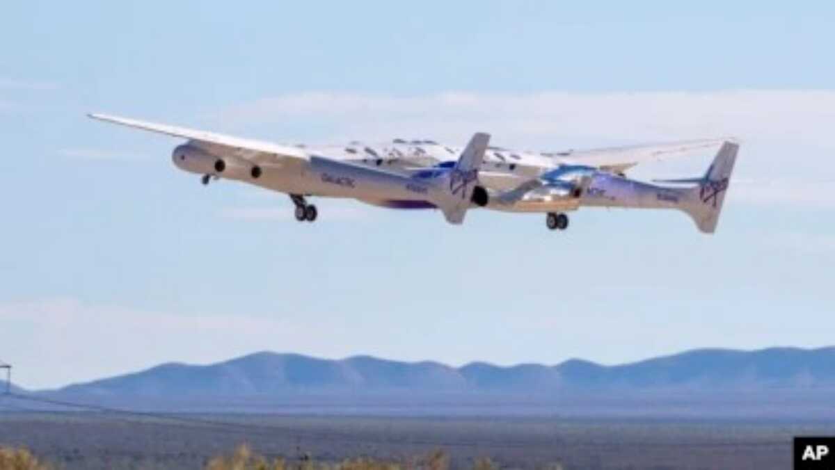 Virgin galactic Pesawat Virgin Galactic, Eve, membawa pesawat bertenaga roket Unity 22, lepas landas dari landasan pacu Spaceport America, di sebuah gurun New Mexico, AS hari Kamis, 10 Agustus 2023.
