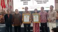 anugerah SMSI 2023 Emily Sakina Azra, putri almarhum Prof Azyumardi Azra (kedua dari kanan), mewakili ayahanda menerima Anugerah Pelopor Pers Merdeka bersama budayawan Erros Djarot (keempat dari kiri). (siberindo.co)