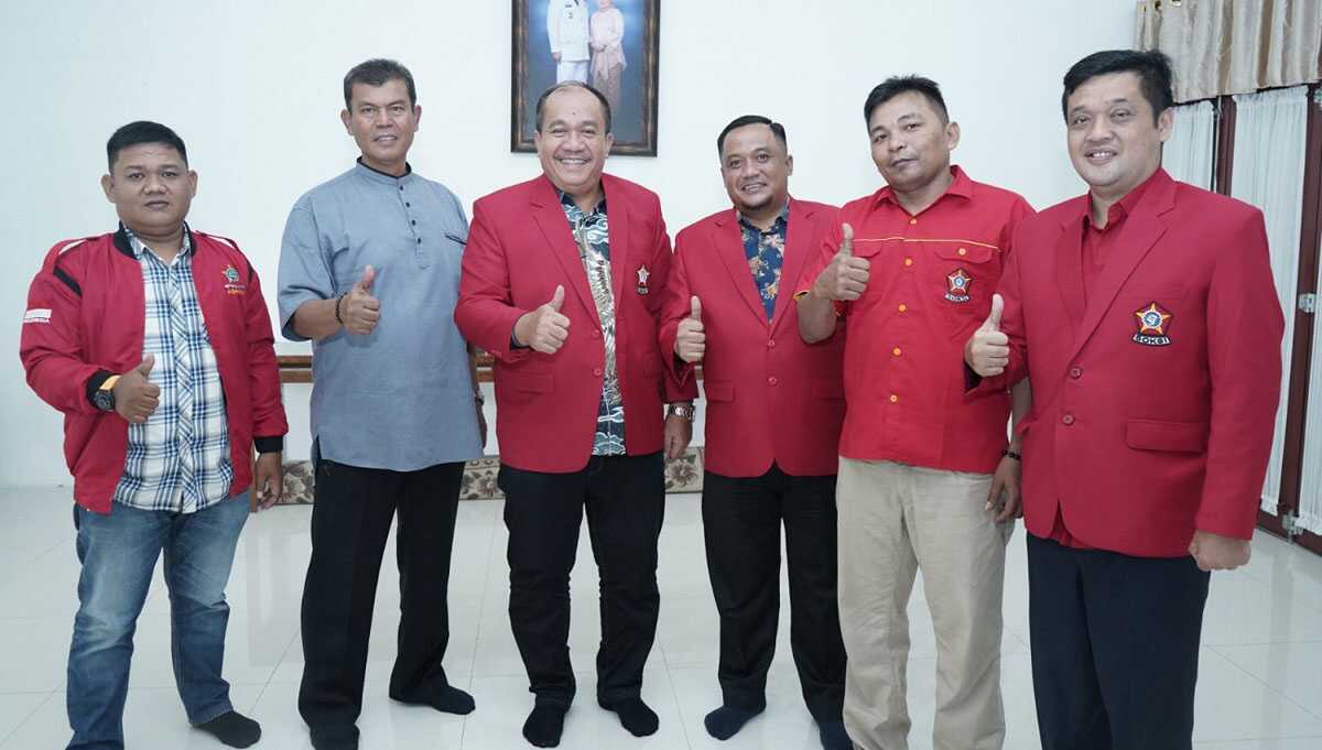 audiensi Depicab SOKSI Asahan Wakil Bupati Asahan Taufik Zainal Abidin Siregar berfoto bersama pengurus Depicab SOKSI Asahan di sela audiensi di rumah dinasnya, Jumat (18/8/2023). (Dok. diskominfo asahan)