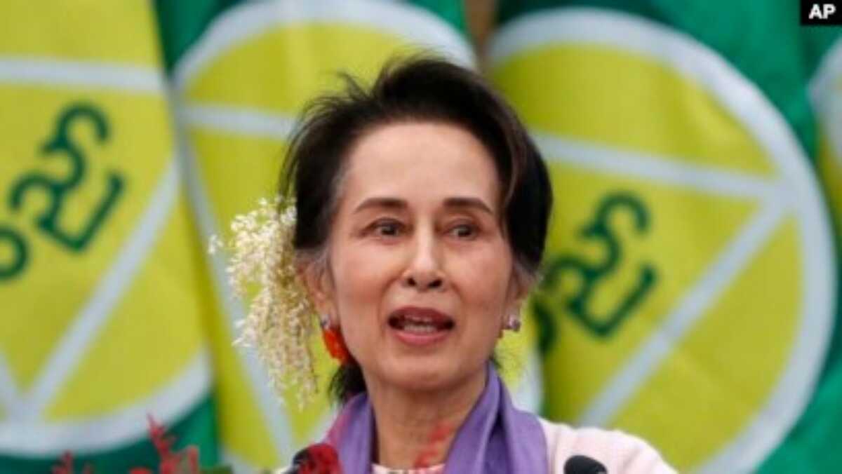 FILE - Pemimpin Myanmar saat itu Aung San Suu Kyi menyampaikan pidato di Naypyitaw, Myanmar, 28 Januari 2020. (AP)
