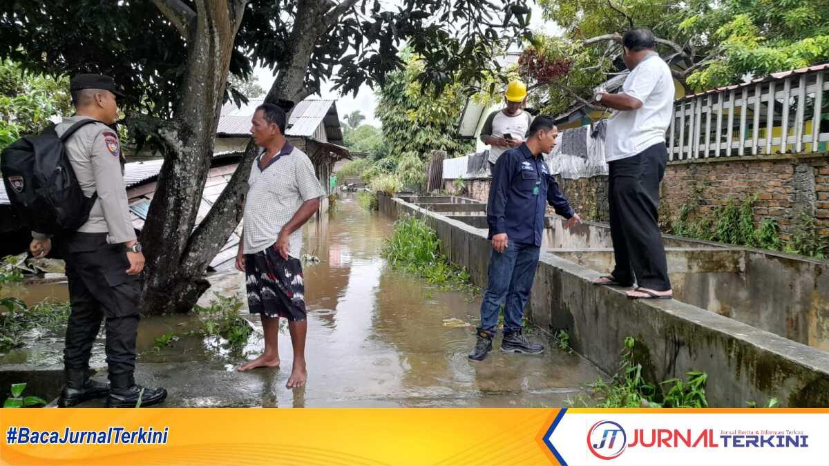Air menggenangi pemukiman di RT 001 RW 001 Kelurahan Harjosari, Kecamatan Tebing, Kabupaten Karimun akibat hujan deras pada Senin (21/8/2023). (JurnalTerkini.id/jansen m silalahi)