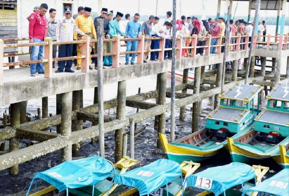 18 unit kapal motor sebanyak dari Baznas Inhil untuk disalurkan kepada masyarakat Desa Pulau Cawan Kecamatan Mandah, Selasa (01/08/2023). (Dok Bagian Prokopim Setda Inhil)