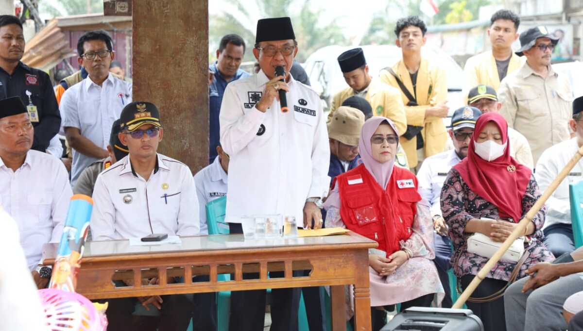 Bupati Inhil H. Muhammad Wardan, Rabu (30/8/2023) memberikan sambutan di sela penyerahan bantuan bagi korban kebakaran di Jalan Lintas Samudra RT 002 RW 001 Dusun Bismillah, Desa Sencalang, Kecamatan Keritang beberapa waktu lalu. (Bagian Prokopim Setda Inhil)