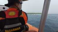 basarnas cari kapal di aceh Petugas melakukan pencarian tujuh orang, termasuk empat turis Australia, yang hilang saat kapal mereka mengalami cuaca buruk di lepas pantai Pulau Sumatera, Senin (14/8/2023). (Handout/Basarnas/AFP)