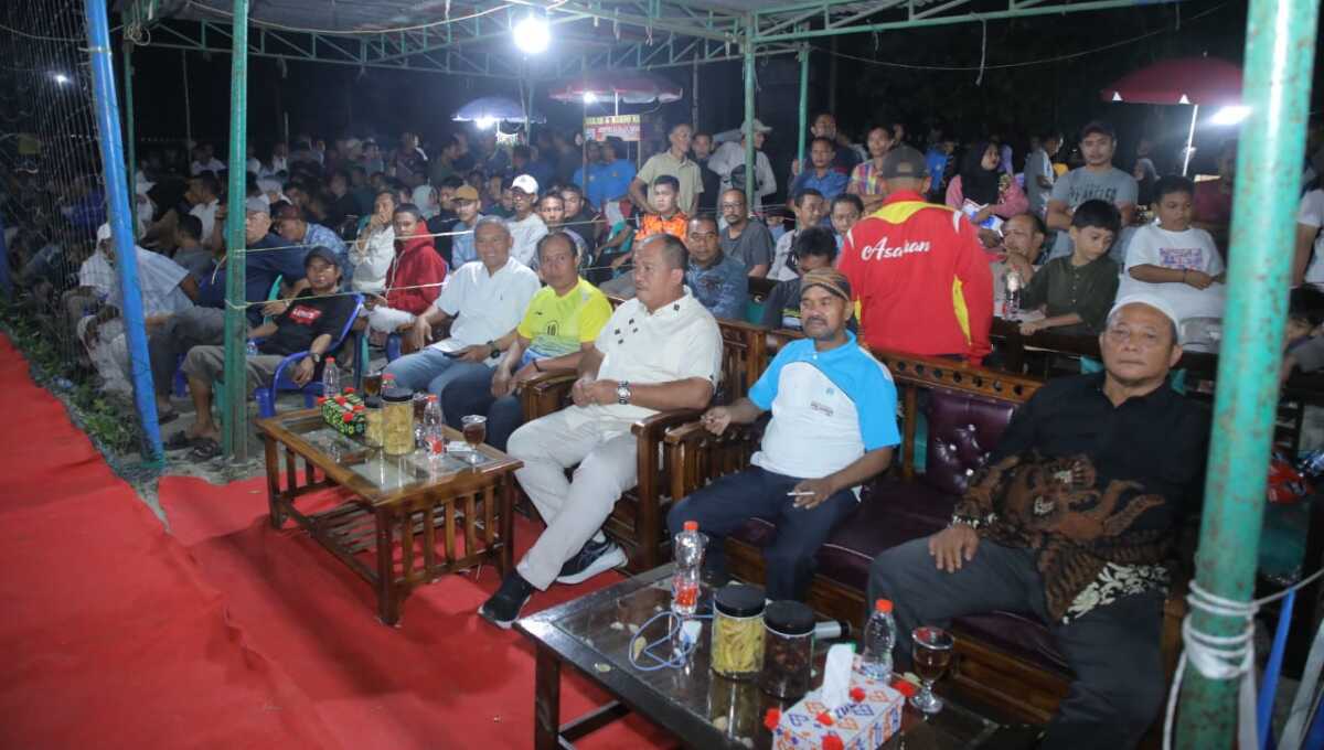 Wakil Bupati Asahan menutup pertandingan Semi Volly Ball Hessa Air Genting Cup I di lapangan Kebun Kelapa Bola Voli Hessa Air Genting, Senin (21/03/2023) malam. (Dokumentasi pribadi)