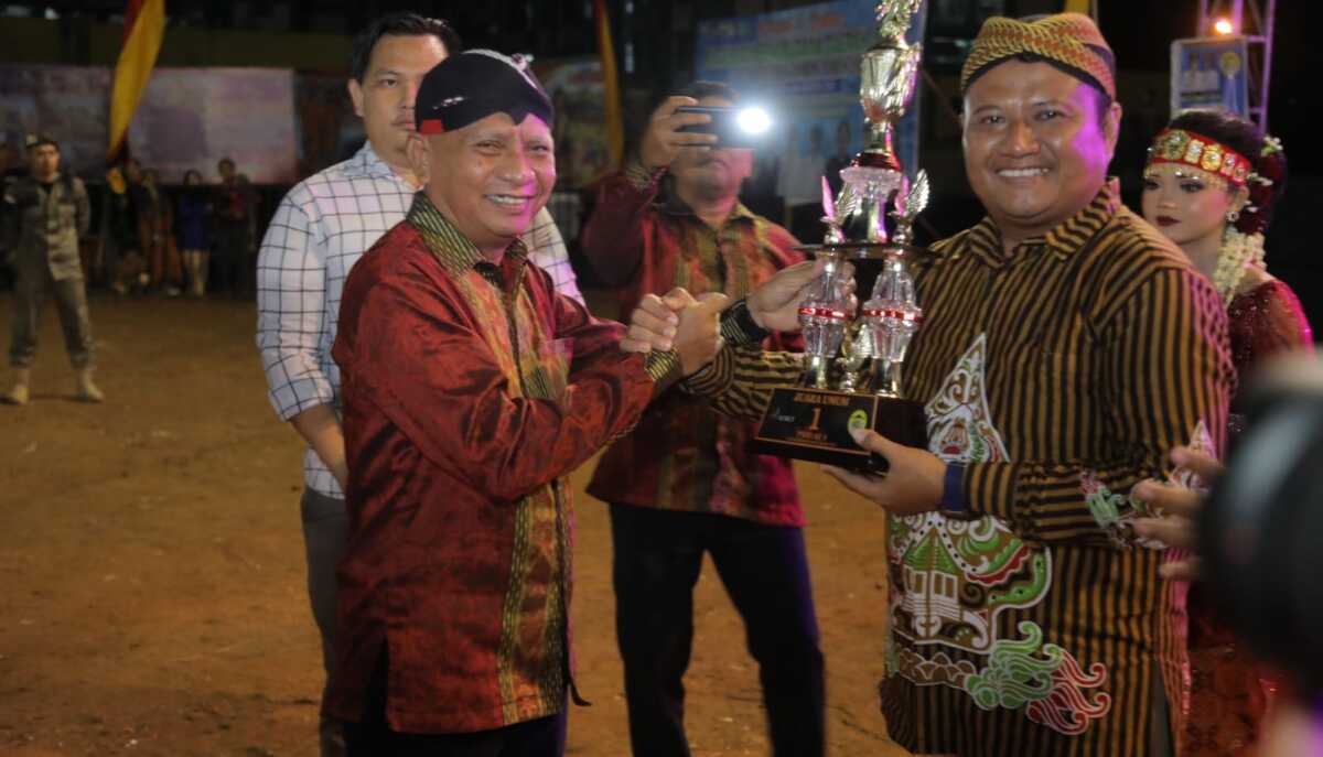 bupati Asahan tutup psbd v Bupati Asahan H Surya menyerahkan piala kepada juara umum Pagelaran Seni Budaya Daerah (PSBD) V Kabupaten Asahan yang digelar dan ditutup di Jalan Taufan Gama Simatupang, Kelurahan Sei Renggas Kecamatan Kota Kisaran Barat, Minggu (6/8/2033). (Dokumentasi pribadi)