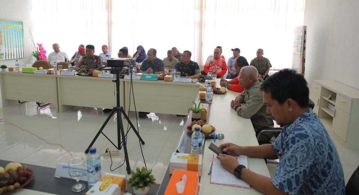 bupati asahan kunjungi PLTA asahan Bupati Asahan menggelar pertemuan ketika berkunjung ke lokasi pembangunan PLTA Asahan, Sabtu (13/8/2023). (Dok. Diskominfo Asahan)