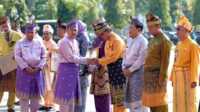 Bupati HM. Wardan menerima penghargaan dan lencana Wira Bina Desa dari Gubernur Riau, H. Syamsuar dalam upacara Hari Jadi Provinsi Riau ke-66 di Kantor Gubernur Riau, Pekanbaru, Rabu (9/8/2023). (Dokumen Bagian Prokopim Setda Inhil)