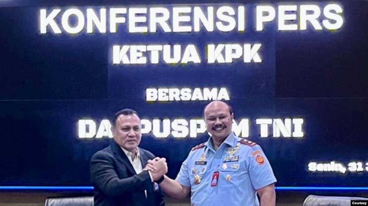 Danpuspom TNI Marsda Agung Handoko dan Ketua KPK Firli Bahuri berjabat tangan setelah konferensi pers soal penetapan dua anggota TNI sebagai tersangka korupsi di Basarnas,Senin (31/7/2023). Keduanya menepis adanya perpecahan diantara kedua badan pimpinan mereka. (Courtesy : Mabes TNI)