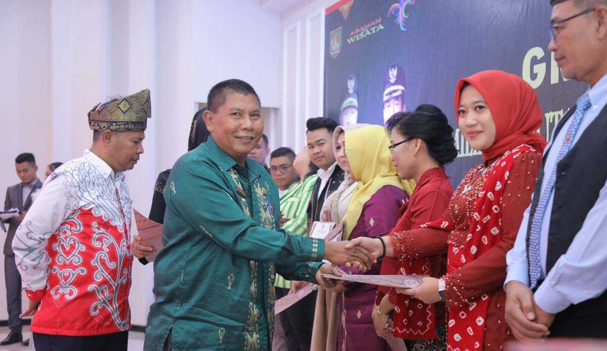 final duta pariwisata asahan Kadis Porapar Kabupaten Asahan Witoyo menyerahkan hadiah kepada pemenang Duta Parawisata Kabupaten Asahan 2023 yang digelar di Hotel Marina Kisaran, Kamis (10/8/2023). (Dokumentasi pribadi)