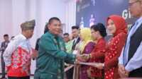 final duta pariwisata asahan Kadis Porapar Kabupaten Asahan Witoyo menyerahkan hadiah kepada pemenang Duta Parawisata Kabupaten Asahan 2023 yang digelar di Hotel Marina Kisaran, Kamis (10/8/2023). (Dokumentasi pribadi)