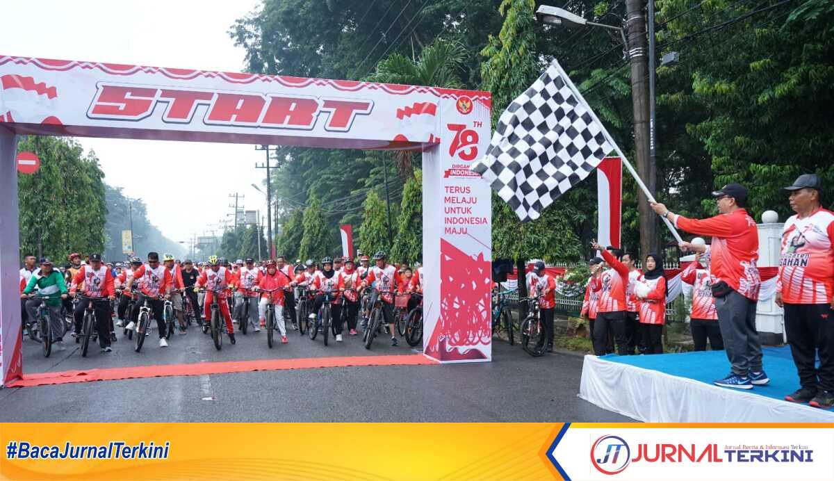 Bupati Asahan H Surya membuka fun bike dalam rangka memeriahkan HUT RI ke-78 di depan rumah dinasnya, Minggu (6/8/2023). (Dokumentasi pribadi)