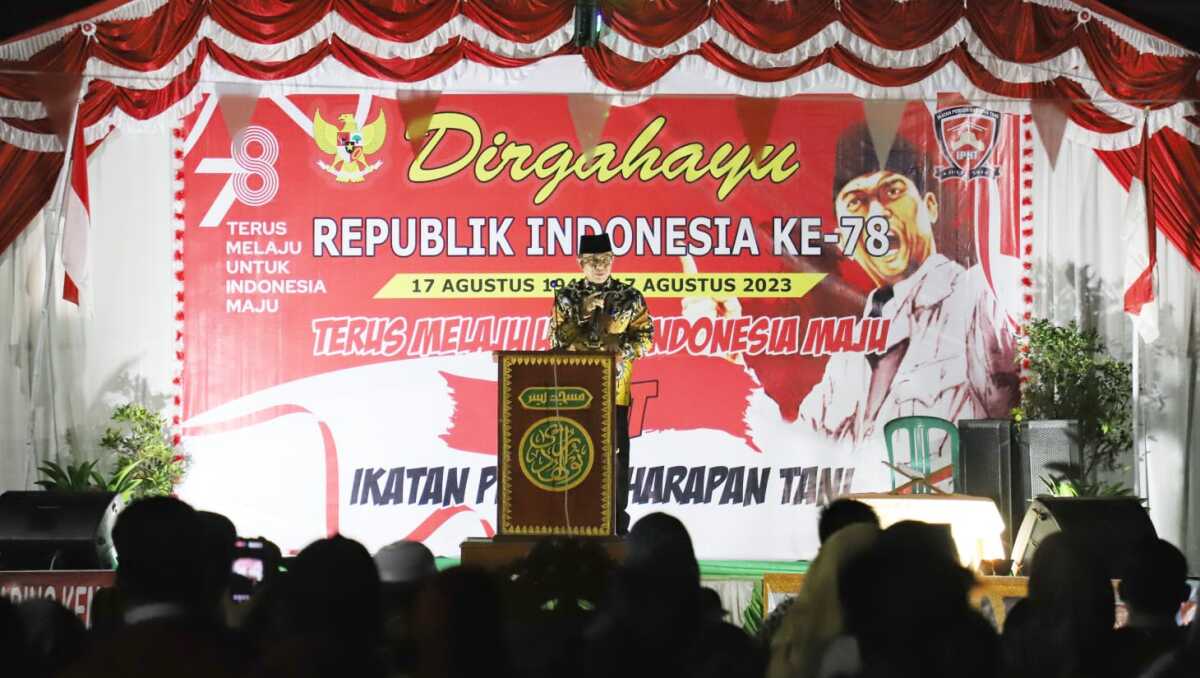 gebyar merah putih IPHT Inhil Bupati Indragiri Hilir (Inhil) H. Muhammad Wardan bersama Ketua TP PKK Kabupaten Inhil Hj Zulaikha Wardan menghadiri malam puncak Gebyar Merah Putih Jilid 2 dalam rangka memeriahkan Hari Ulang Tahun (HUT) Ke-78 Kemerdekaan Republik Indonesia 2023 di Kelurahan Harapan Tani Kecamatan Kempas, Minggu (20/8/2023). (Dok. Prokopim Setda Inhil)