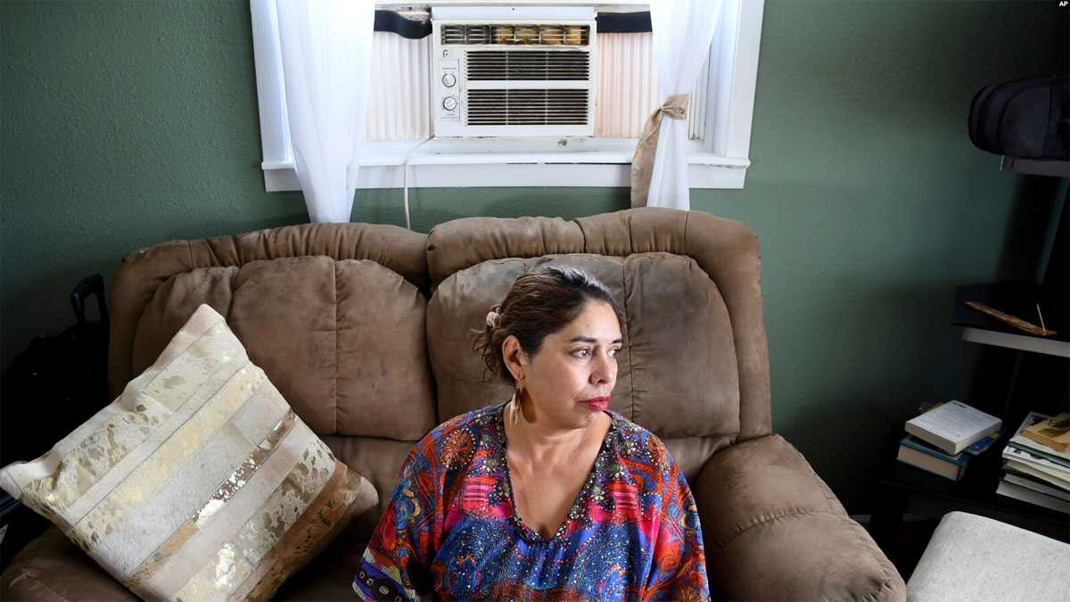 Seorang perempuan di Commerce City, Colorado memasang AC di apartemennya di tengah gelombang hawa panas yang mencapai 42 Celcius 25 Juli 2023 (foto: ilustrasi).