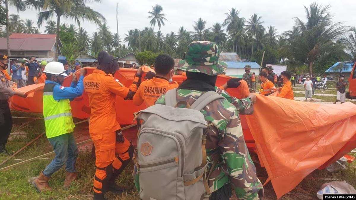 gempa di sigi Personel Basarnas mendirikan posko tanggap darurat dalam simulasi darurat bencana banjir bandang dan gempa bumi di Sigi, Sulawesi Tengah, pada 27 Oktober 2021. (Foto: VOA/Yoanes Litha)