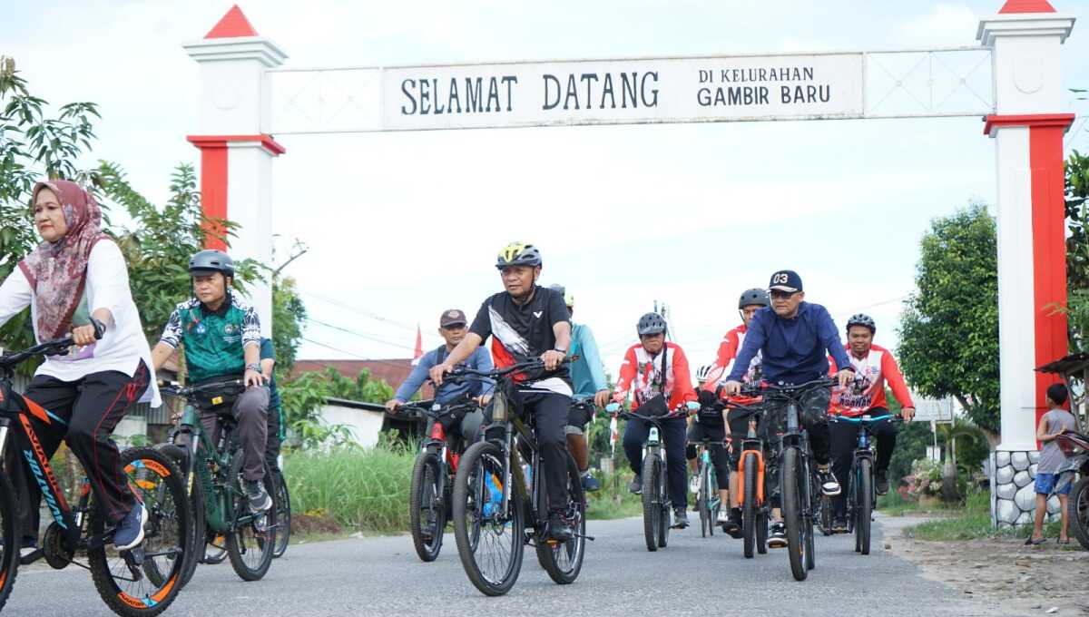 gowes sepeda Bupati Asahan Bupati Asahan dengan OPD , Ketua TP PKK Asahan beserta pengurus dan komunitas sepeda Gowes bersama dalam rangka memeriahkan HUT RI yang ke-78 yang di mulai dari depan rumah dinas Bupati Asahan dan finis di Kantor Camat Meranti, Minggu (20/08/2023). (Dok Diskominfo Asahan)