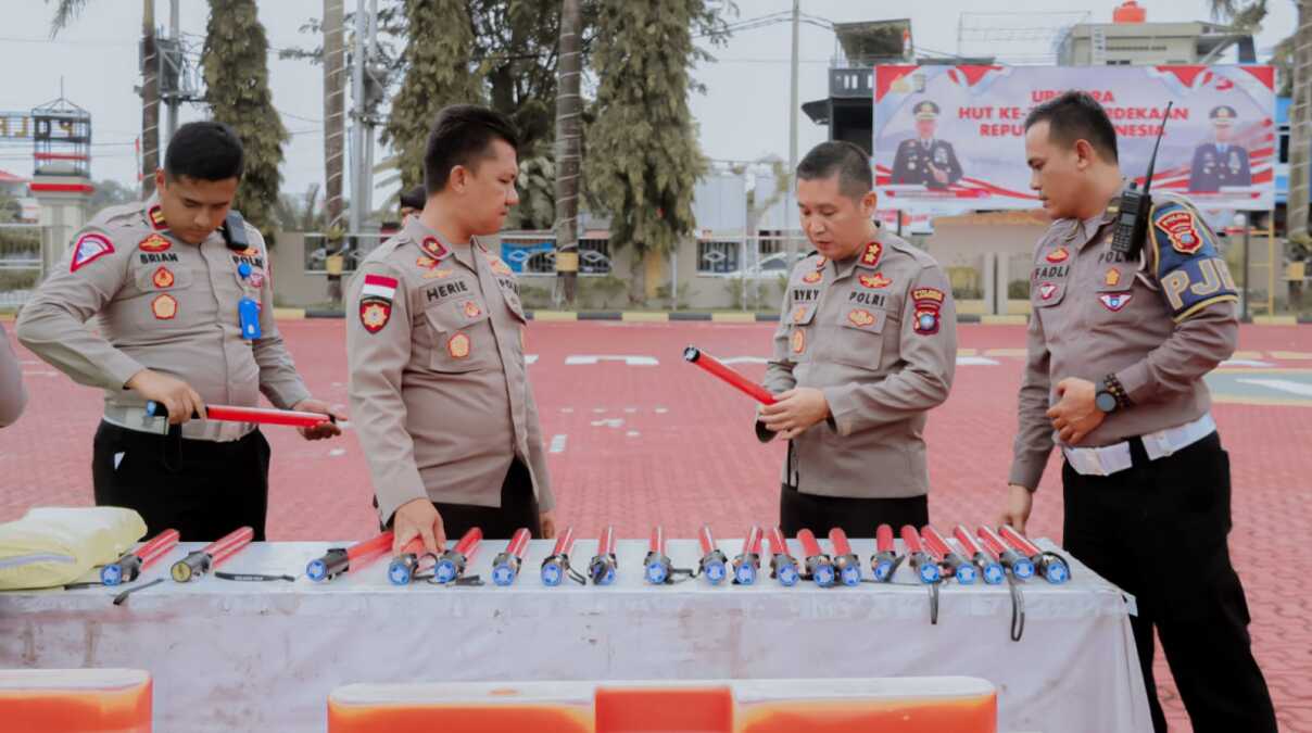 gtra summit polres Karimun Cek Peralatan Kapolres Karimun AKBP Ryky W. Muharam (kanan) memeriksa peralatan, kendaraan dan kelengkapan dalam rangka pengamanan forum Gugus Tugas Reforma Agraria (GTRA) Summit 2023 di lapangan apel Bhayangkara Polres Karimun, Senin (28/08/2023). (Dok. Humas Polres Karimun)