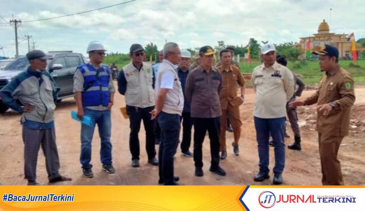 Gubernur Riau Drs Syamsuar, MSi, meninjau pembangunan Jalan Teluk Piyai Kecamatan Kubu menuju Bagansiapiapi, Kabupaten Rokan Hilir (Rohil), Senin (21/8/2023). (Foto: Fred)