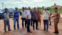 Gubernur Riau Drs Syamsuar, MSi, meninjau pembangunan Jalan Teluk Piyai Kecamatan Kubu menuju Bagansiapiapi, Kabupaten Rokan Hilir (Rohil), Senin (21/8/2023). (Foto: Fred)