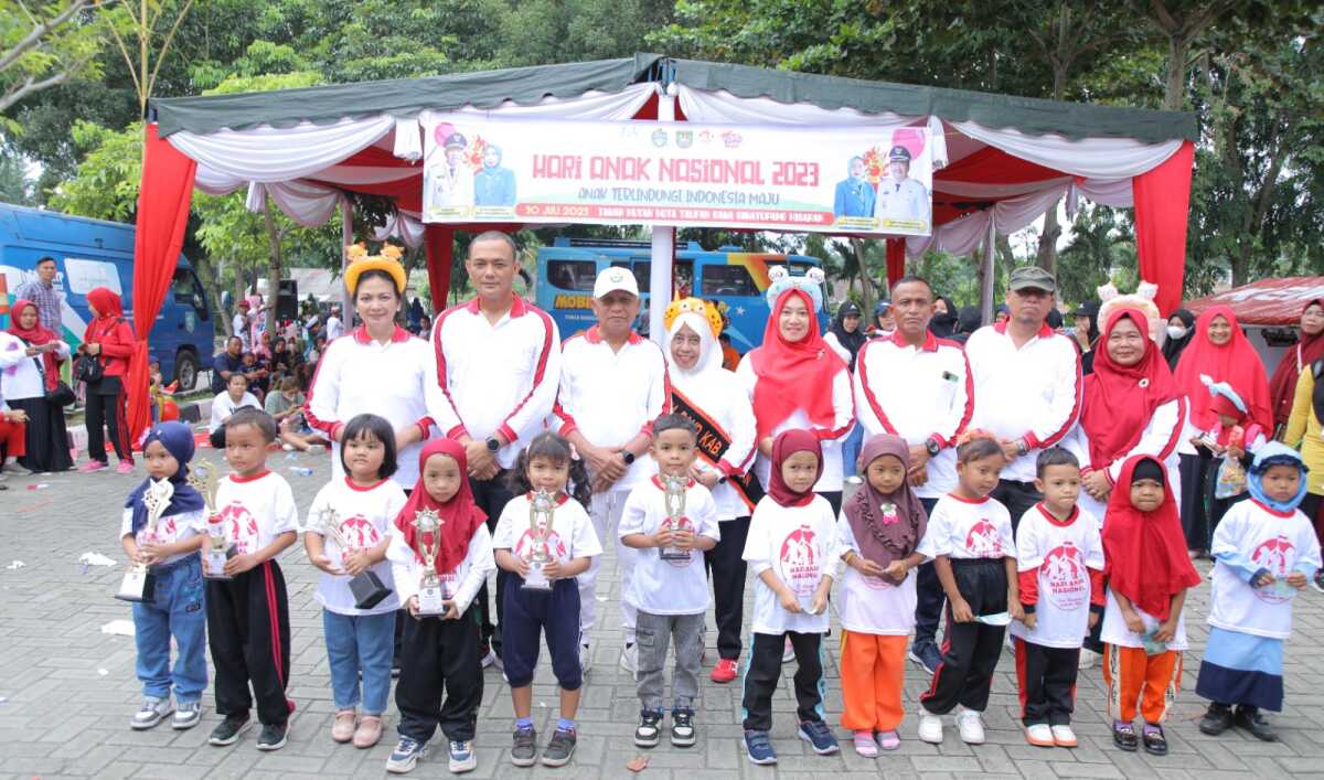 hari anak nasional di Asahan Bupati Asahan H surya B.Sc berfoto bersama beberapa anak dalam acara Hari Anak Nasional di Hutan Taufan Gama Simatupang (TGS) Kisaran, Minggu (30/7/2023). (dokumentasi pribadi)