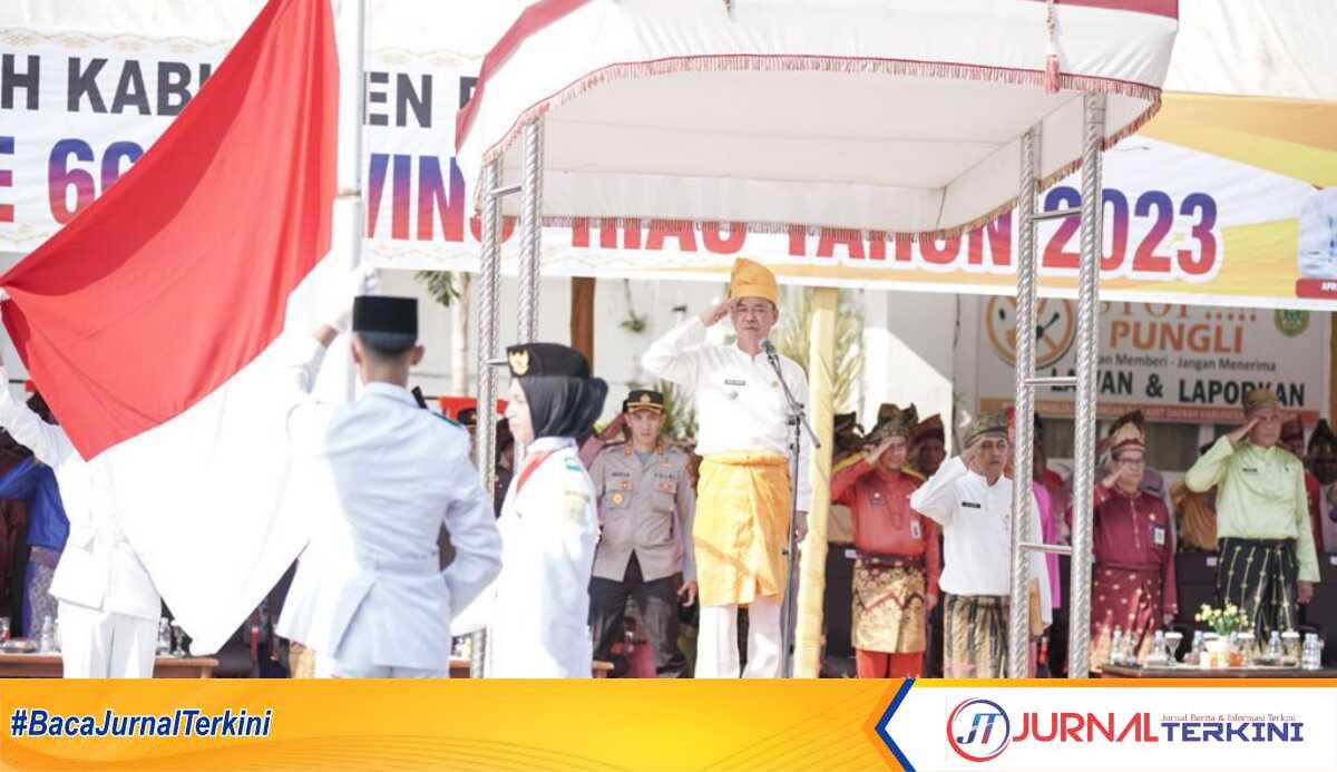 Bupati Rohil Afrizal Sintong, memimpin upacara peringatan Hari Ulang Tahun (HUT) Provinsi Riau ke-66 Tahun 2023.. (Dokumentasi pribadi)