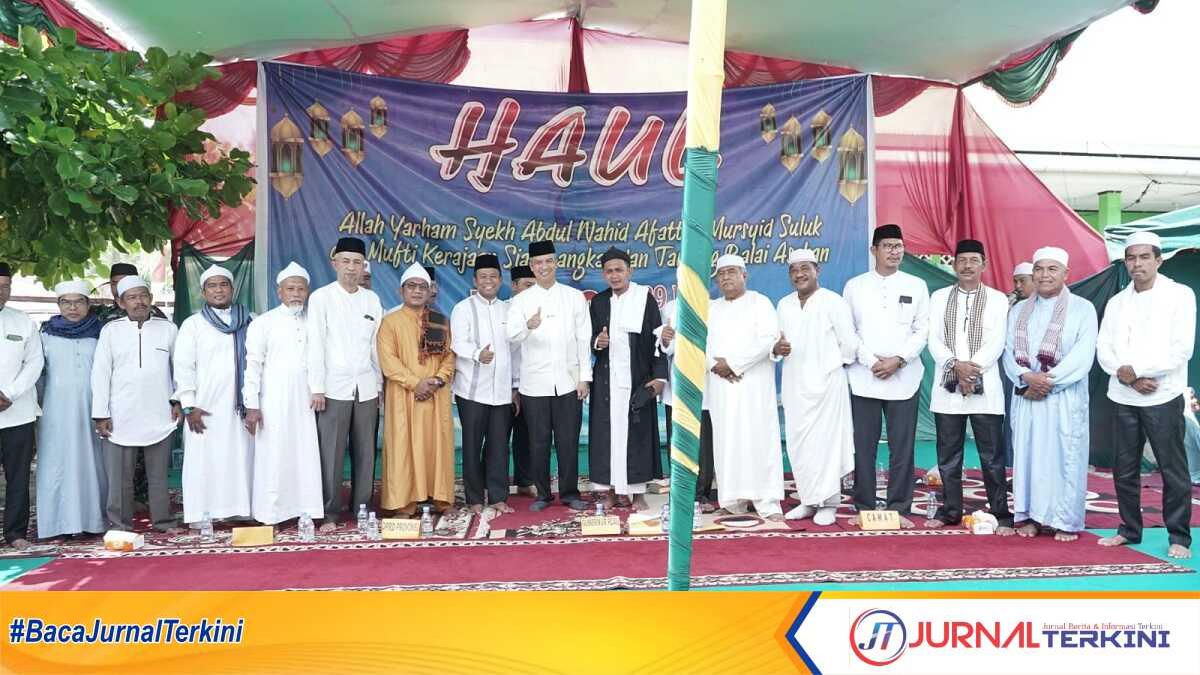 Acara haul Allahyarham Syekh Tuan Guru Syekh H. Abdul Wahid Mursyid Sukuk dan Mufti Kerajaan Langkat, Tanjung Balai Asahan, dan Siak Sri Indrapura di Kepenghuluan Rantau Panjang Kiri, Kecamatan Kubu Babussalam, Minggu (6/8/2023). (dokumentasi pribadi)