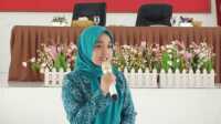 jambore PKK natuna Ketua Tim Penggerak PKK Kabupaten Natuna, Septi Dwiani Wan Siswandi saat memberikan kata sambutan di Aula Gedung Wanita, Jl. Batu Sisir, Bukit Arai, Kecamatan Bunguran Timur, Kabupaten Natuna. Jum'at (18/08/2023). (Dok. diskominfo natuna)