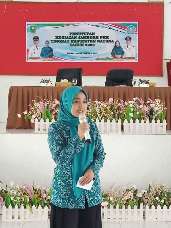 jambore PKK natuna Ketua Tim Penggerak PKK Kabupaten Natuna, Septi Dwiani Wan Siswandi saat memberikan kata sambutan di Aula Gedung Wanita, Jl. Batu Sisir, Bukit Arai, Kecamatan Bunguran Timur, Kabupaten Natuna. Jum'at (18/08/2023). (Dok. diskominfo natuna)