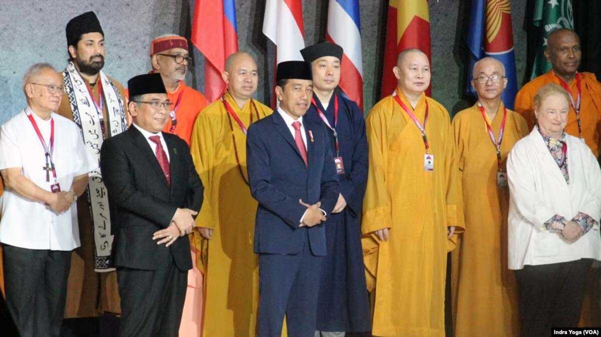 jokowi dan ASEAN Presiden Joko Widodo berfoto bersama beberapa pemuka agama dari negara-negara anggota ASEAN pada Senin (7/8) di Jakarta. (VOA/Indra Yoga)