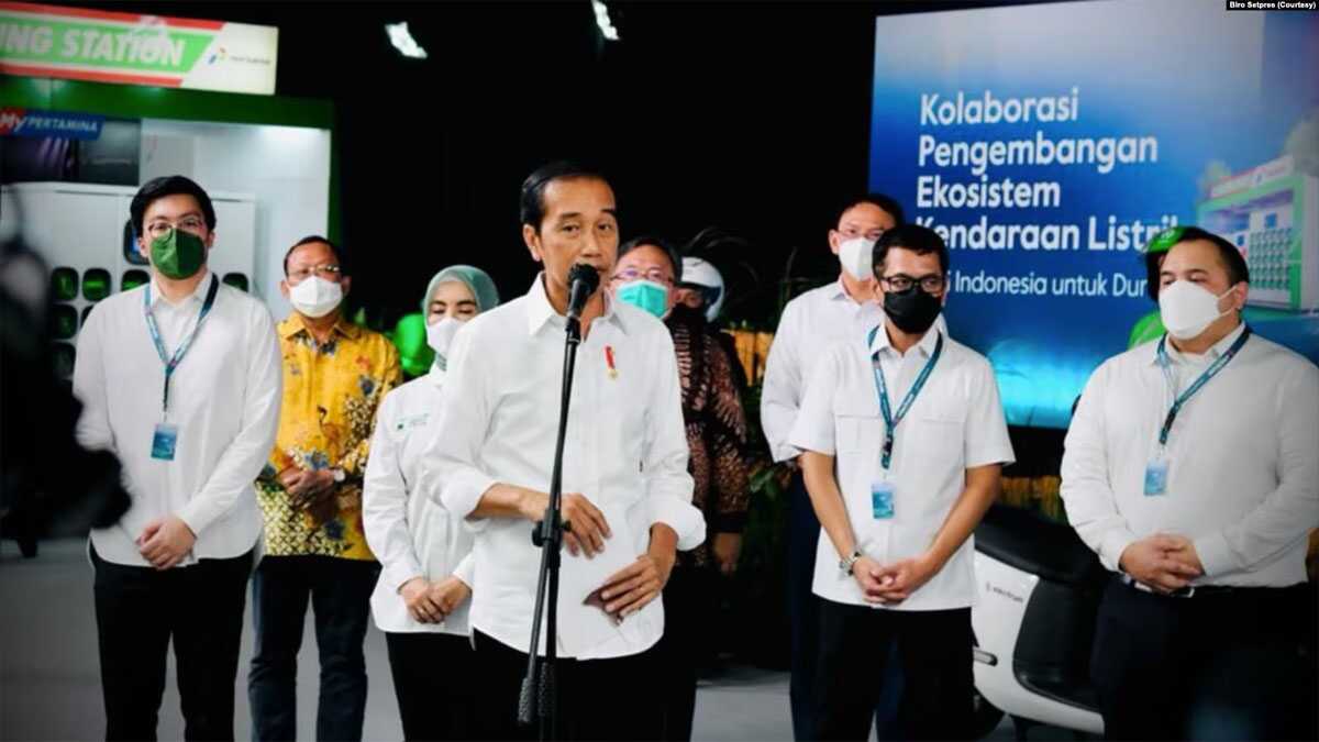 jokowi soal kendaraan listrik Presiden Jokowi memberikan pengarahan dalam acara kolaborasi Pengembangan Ekosistem Kendaraan Listrik di Jakarta. (Foto dok.: Biro Setpres)