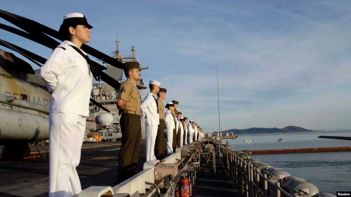 kapal amfibi USS Essex Para pelaut dan marinir berbaris di kapal amfibi USS Essex saat singgah di pelabuhan usai menyelesaikan latihan bersama Exercise Talisman Saber 2007 di Shoalwater Bay, 4 Juli 2007. (Foto: U.S. Navy/Mass Communication Specialist 2nd Class Corey Truax/Handout via Reuters)