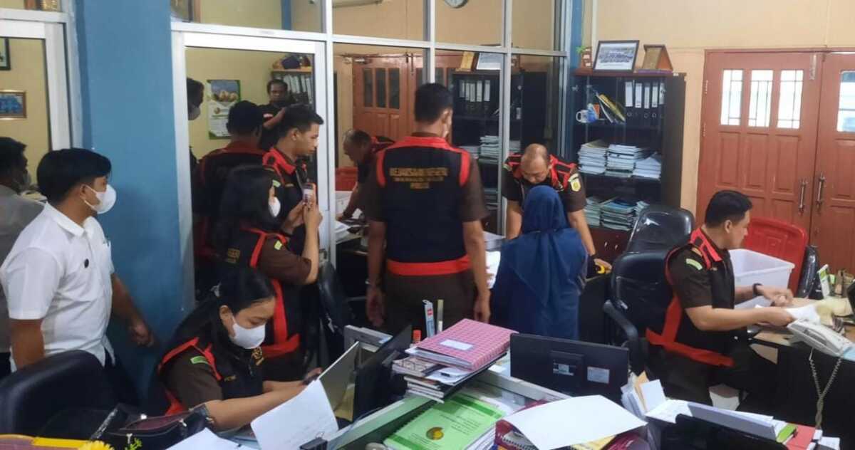 Kejaksaan Negeri (Kejari) Indragiri Hilir (Inhil) menyita sebanyak 316 barang bukti (BB) dokumen dalam penggeledahan di Kantor PT. BPR Gemilang Jalan Abdul Manaf Tembilahan, Senin (7/8/2023).(JurnalTerkini.id/abdullah)
