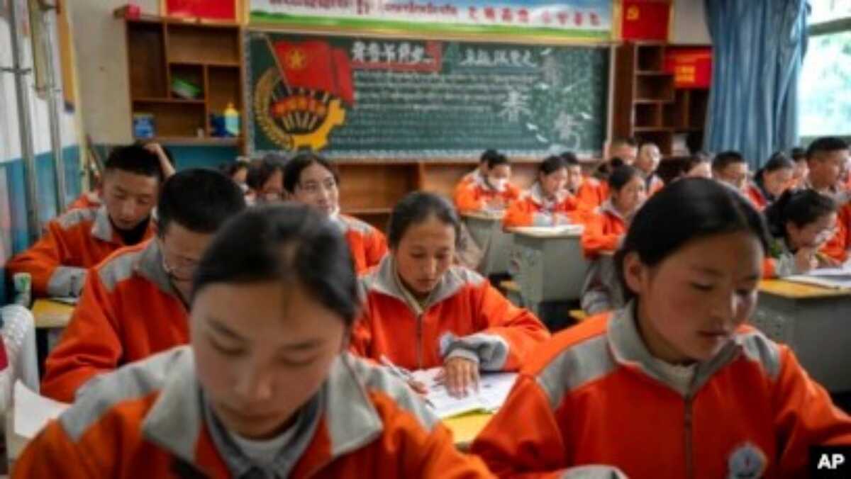 Kelas bahasa tiongkok di tibet Siswa mengikuti kelas Bahasa China di SMA Nagqu No. 2, sebuah sekolah asrama negeri untuk siswa dari wilayah Tibet Utara, di Lhasa, Tibet, pada 1 Juni 2021. (Foto: AP/Mark Schiefelbein)