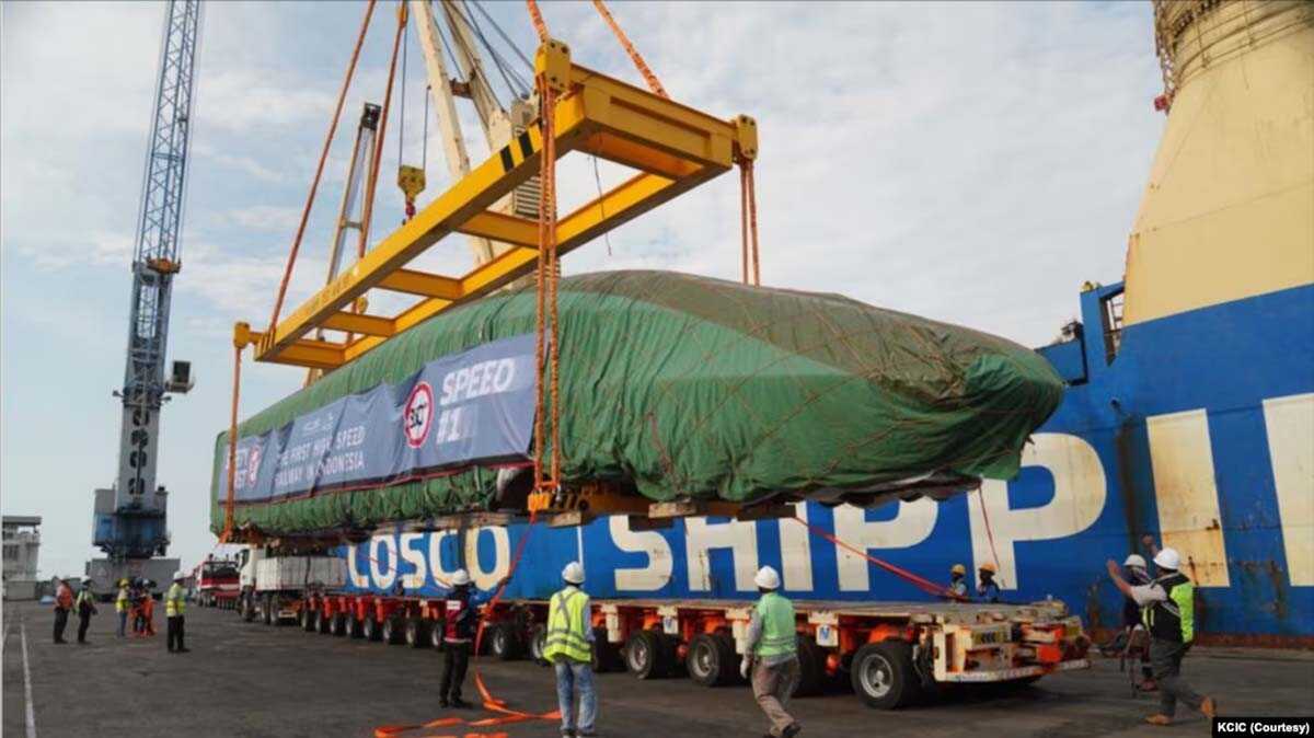 kereta api cepat jakarta-bandung Rangkaian kereta api cepat Jakarta-Bandung (KCJB) tiba di Pelabuhan Tanjung Priok, Jakarta, pada Jumat (2/9). (Foto: Courtesy/KCIC)