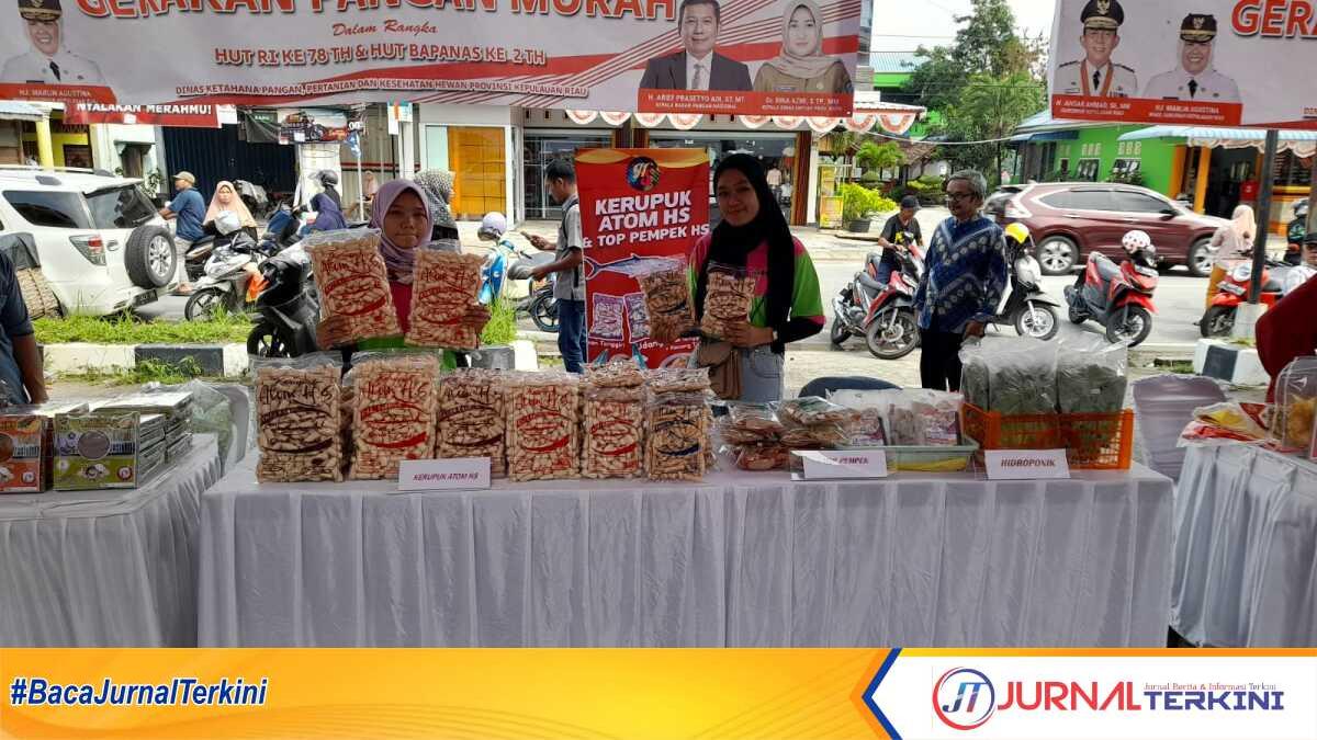 Kerupuk atom HS dijual dalam Bazar Pangan Murah di Batu Lipai, Tanjung Balai Karimun, Rabu (23/8/2023). (JurnalTerkini.id/jansen m silalahi)