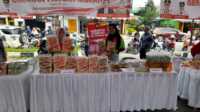 Kerupuk atom HS dijual dalam Bazar Pangan Murah di Batu Lipai, Tanjung Balai Karimun, Rabu (23/8/2023). (JurnalTerkini.id/jansen m silalahi)