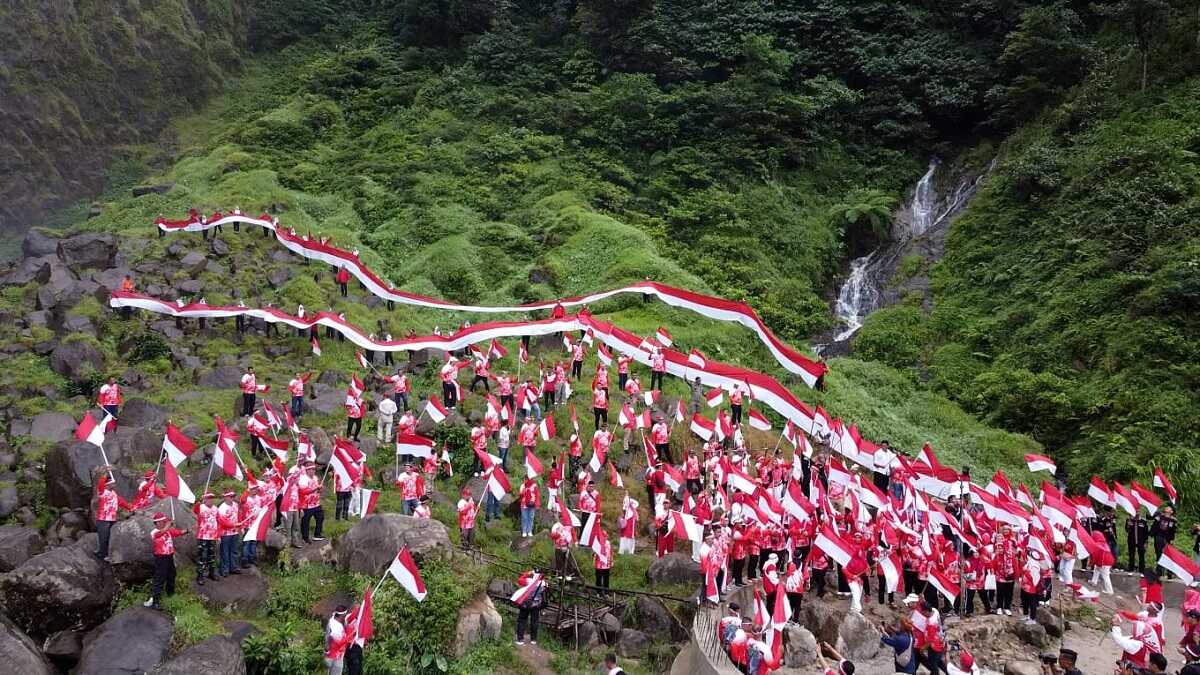 kibar bendera di bukit ponot asahan Bupati Asahan bersama dengan Unsur Forkopimda mengibarkan 200 bendera merah putih di Wisata Alam Air Terjun Ponot Kecamatan Aek Songsongan Kabupaten Asahan, Sabtu (12/08/2023).