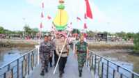 kirab Merah Putih polres Karimun Kapolres Karimun AKBP Ryky W Muharram (tengah), Dandim 0317/TBK Letkol Inf Budianto Hamdani Damanik (kanan) oleh Pasi Ops Lanal Tbk membawa bendera untuk ditancapkan di ujung dermaga landmark Karimun dalam kirab kebangsaan merah puti di Coastal Area, Tanjung Balai Karimun, Selasa (15/8/2023). (Dok. Humas Polres Karimun)