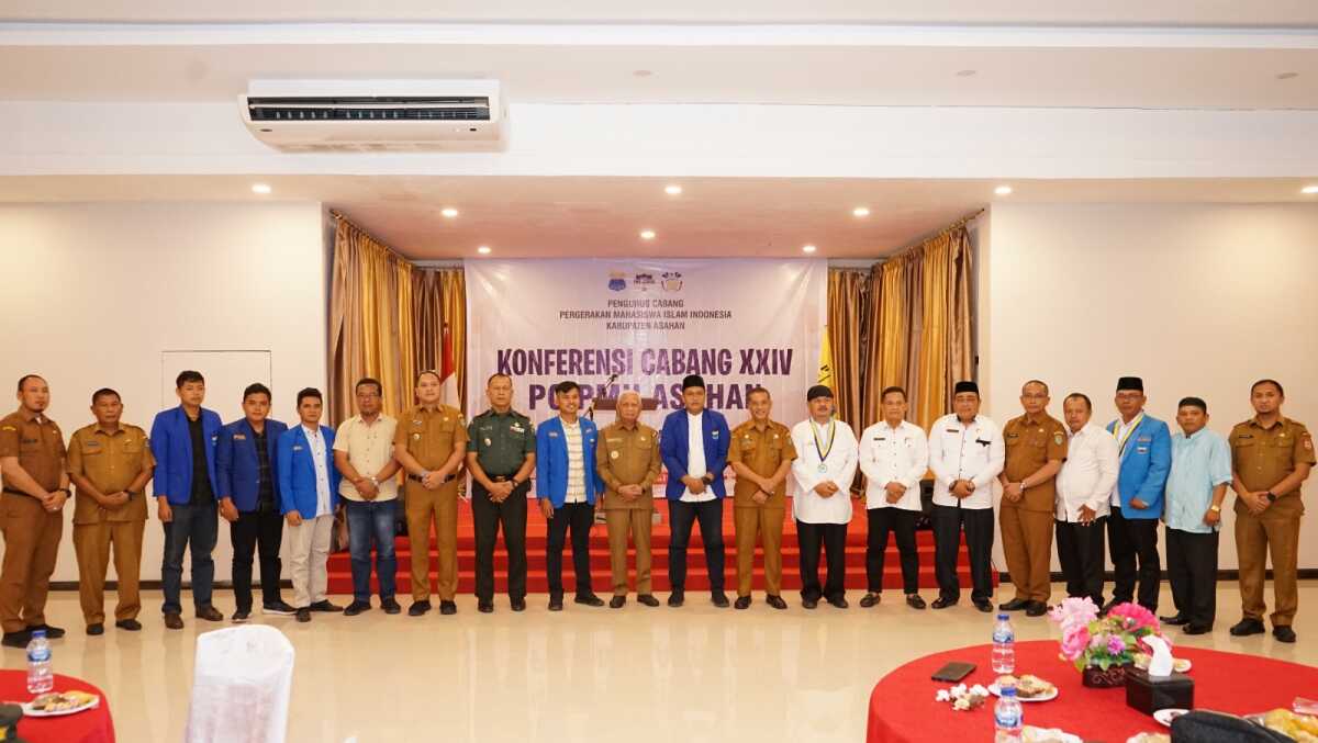 Bupati Asahan H. Surya bersama sejumlah pejabat dan pengurus PC PMII Asahan berfoto bersama di sela Konferensi Cabang XXIV Pergerakan Mahasiswa Islam Indonesia (PMII) Kabupaten Asahan di Hotel Marina, Selasa (29/08/2023). (Dokumentasi pribadi)