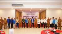 konfercab PMII Asahan Bupati Asahan H. Surya bersama sejumlah pejabat dan pengurus PC PMII Asahan berfoto bersama di sela Konferensi Cabang XXIV Pergerakan Mahasiswa Islam Indonesia (PMII) Kabupaten Asahan di Hotel Marina, Selasa (29/08/2023). (Dokumentasi pribadi)