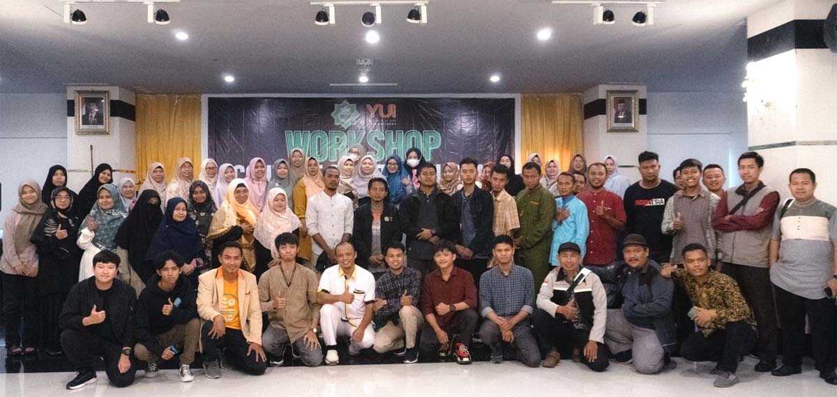 Lebih dari 50 konten kreator di Tanjungpinang dan Bintan berfoto bersama usai meluncurkan sekaligus mendeklarasikan terbentuknya komunitas Muslim Creator Tanjungpinang-Bintan (MCTB), Minggu (30/7/2023). (kepri.siberindo.co)