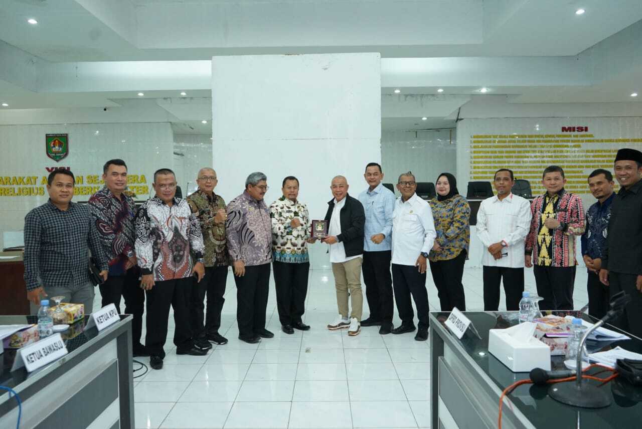 kunker anggota dprd provsu ke asahan Asisten Adminitrasi Umum Sekretariat Kabupaten Asahan Muhilli Lubis menyerahkan cenderamata kepada pimpinan Komisi A DPRD Provinsi Sumatera dalam kunjunganya di aula Melati Kantor Bupati Asahan, Kamis (10/8/2023). (Dok. Diskominfo Asahan)