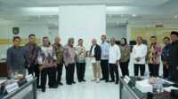 kunker anggota dprd provsu ke asahan Asisten Adminitrasi Umum Sekretariat Kabupaten Asahan Muhilli Lubis menyerahkan cenderamata kepada pimpinan Komisi A DPRD Provinsi Sumatera dalam kunjunganya di aula Melati Kantor Bupati Asahan, Kamis (10/8/2023). (Dok. Diskominfo Asahan)