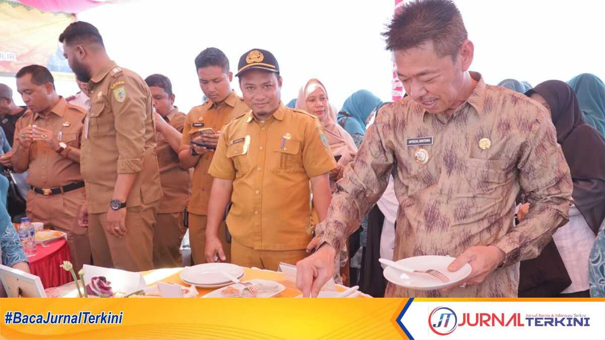 Bupati Rokan Hilir (Rohil) Afrizal Sintong, SIP, MSi, membuka lomba memasak serba ikan, Selasa (22/8/2023). (Foto: Fred)