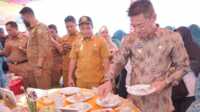 Bupati Rokan Hilir (Rohil) Afrizal Sintong, SIP, MSi, membuka lomba memasak serba ikan, Selasa (22/8/2023). (Foto: Fred)